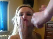 美女閉上眼深情的替我口交 再張開腿求被操 最後還吃精在嘴裡